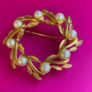 Elegant Gold and Pearl Brooch